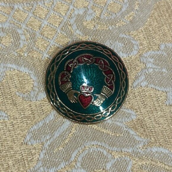 CELTIC SEA GEMS Claddagh Green Red Enamel BROOCH - Picture 5 of 6
